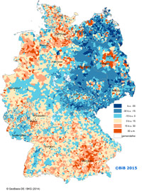 Karte 1 zeigt die Entwicklung der Bevölkerungszahl in den Gemeinden 1990-2013 (Veränderung um Prozent)