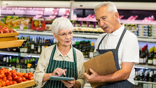 Ältere Frau und älterer Mann bei der Arbeit im Supermarkt (verweist auf: „Tätigkeitsbiografien an den demografischen Wandel anpassen“) | Quelle: WavebreakMediaMicro / stock.adobe.com