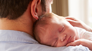 Neugeborenes Baby schläft auf der Schulter des Vaters (verweist auf: Väter bei Geburt von Kindern immer älter: Hohes Durchschnittsalter aber kein neues Phänomen) | Quelle: © Monkey Business / Adobe Stock