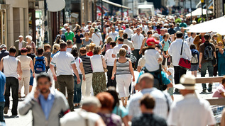 Viele Menschen in einer Einkaufsstraße (verweist auf: Bereiche „Bevölkerungsentwicklung“ und „Migration“ aktualisiert) | Quelle: © Franz Pfluegl / Adobe Stock