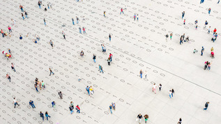 Menschen, die über binären Code laufen (verweist auf: Hohe gesellschaftliche Relevanz der Bevölkerungsforschung seit 50 Jahren) | Quelle: Orbon Alija via Getty Images