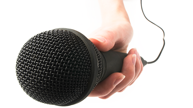 Interview-Mikrofon in der Hand
