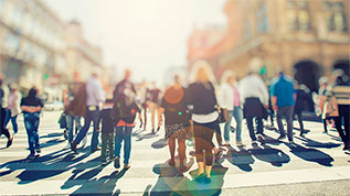 Menschenmenge in Bewegung (verweist auf: Wählerschaft im Wandel) | Quelle: © babaroga / Adobe Stock