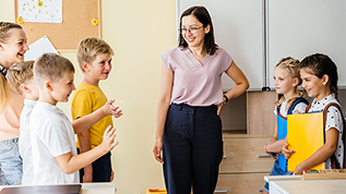 Ukrainische Kinder in der Schule (refer to: After 18 months in Germany: the living situation of Ukrainian refugees has improved significantly) | Source: © Iryna / Adobe Stock