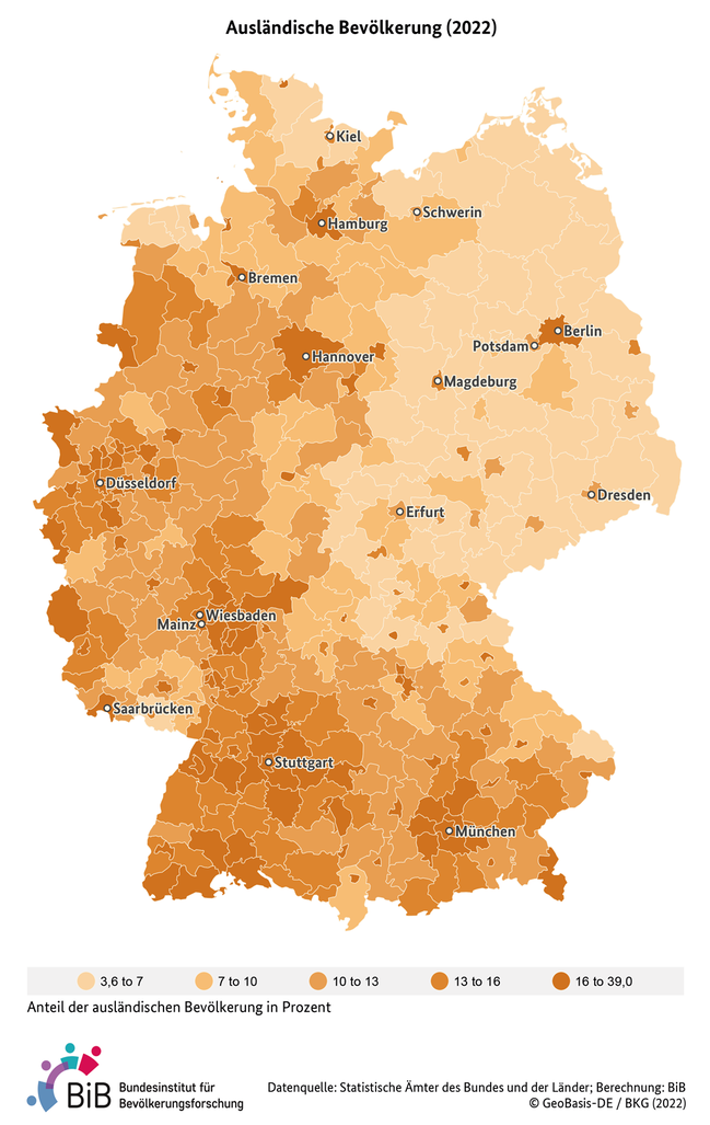 Karte zeigt den prozentualen Anteil der ausländischen Bevölkerung in Deutschland auf Kreisebene im Jahr 2022